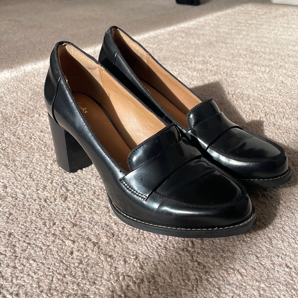 Clarks artisan pumps